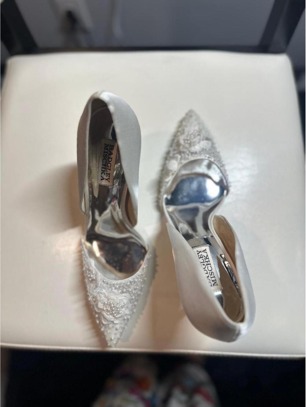 Badgley Mischka Ivory Satin Embellished Bridal Heels Pumps Women’s Size 9 Weddin - Picture 4 of 7
